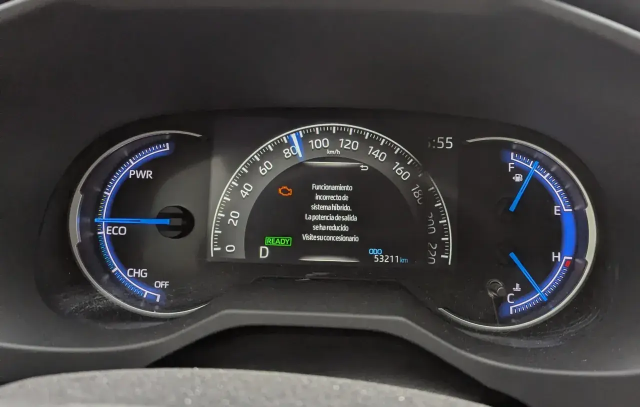Varning för fel på Toyota RAV4 Hybrid. Hybrid-systemet fungerar inte korrekt, kraften har minskat. Besök verkstad.
