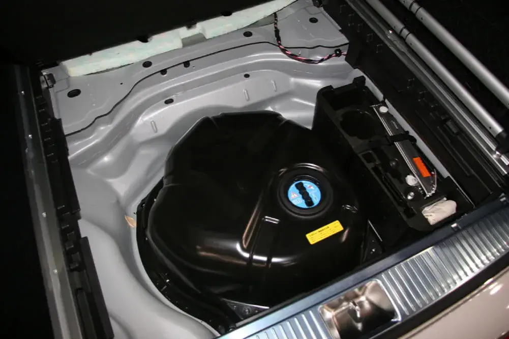 Opel Vivaro: Pojemność baku (A, B, C) i AdBlue - wszystko, co musisz wiedzieć