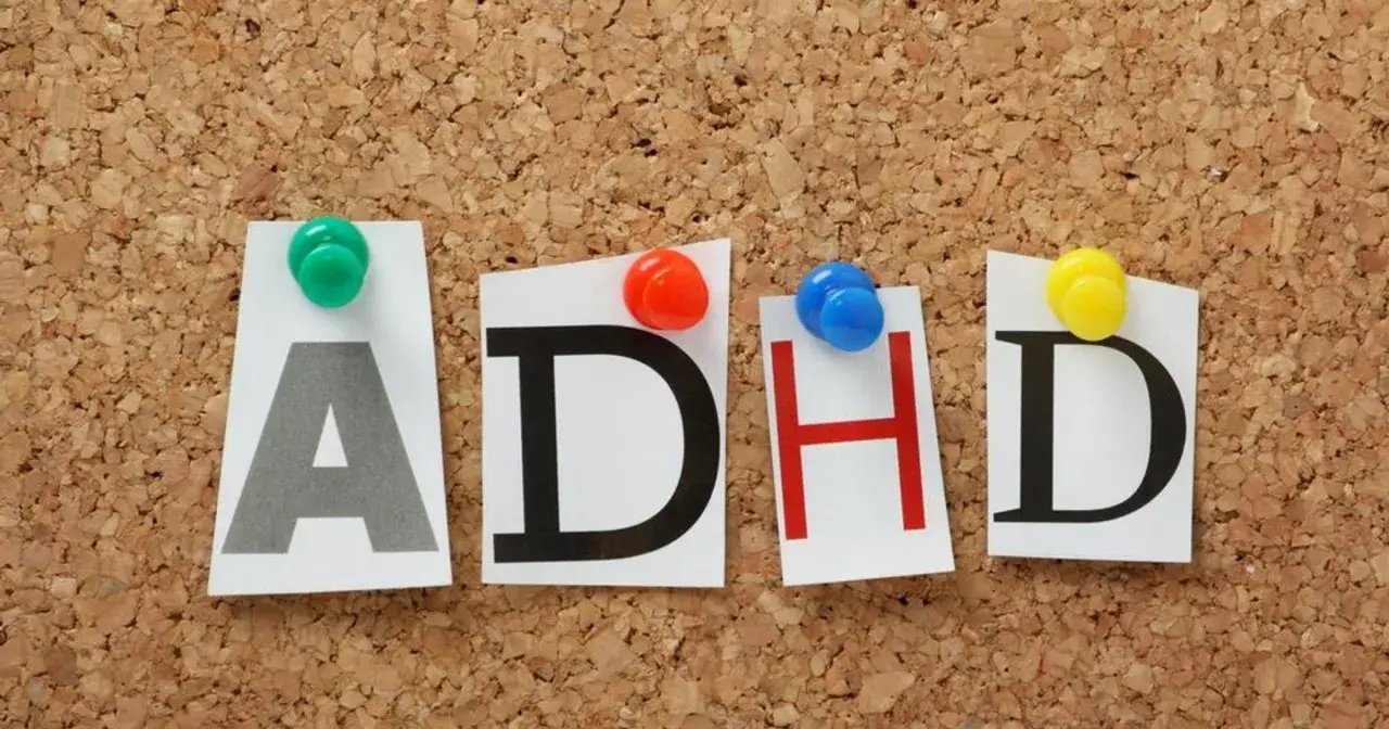 Litery "ADHD" przypięte do korkowej tablicy. Czy ADHD jest dziedziczne? To pytanie nurtuje wielu.