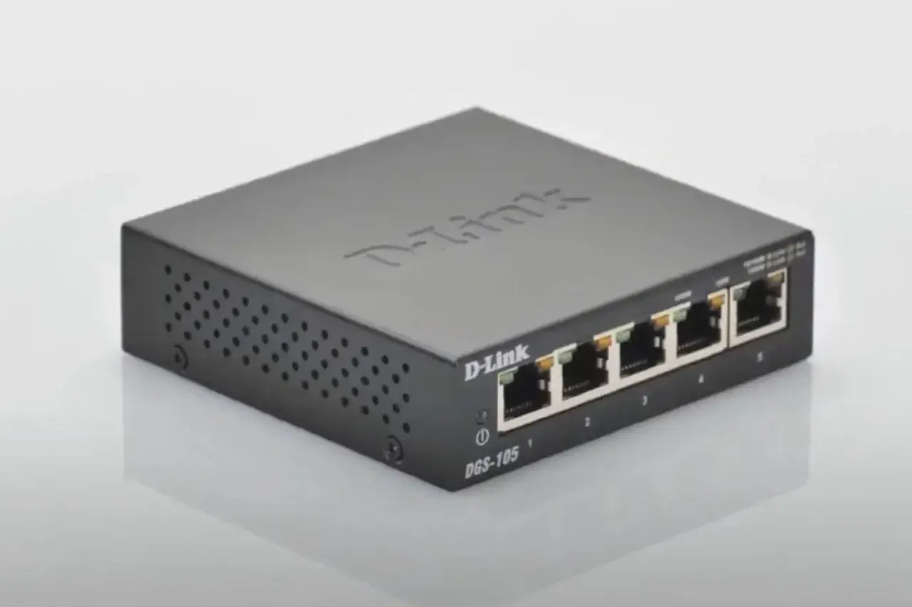 Un petit switch D-Link DGS-105 noir, avec cinq ports Ethernet, prêt à connecter vos appareils.