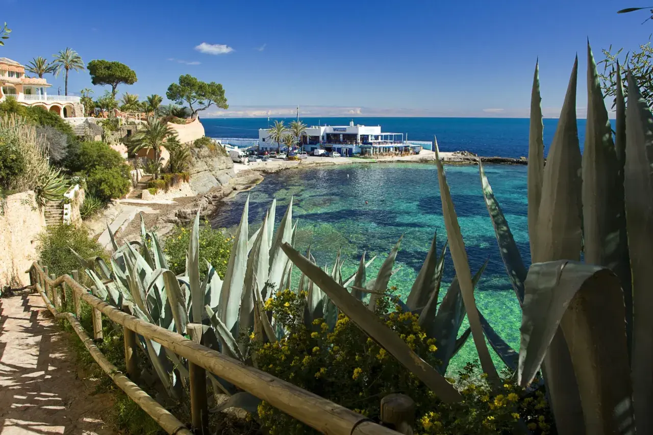 Un paseo por la costa de Benissa, con sus aguas cristalinas y vegetación exuberante. ¡Descubre qué ver en Benissa!