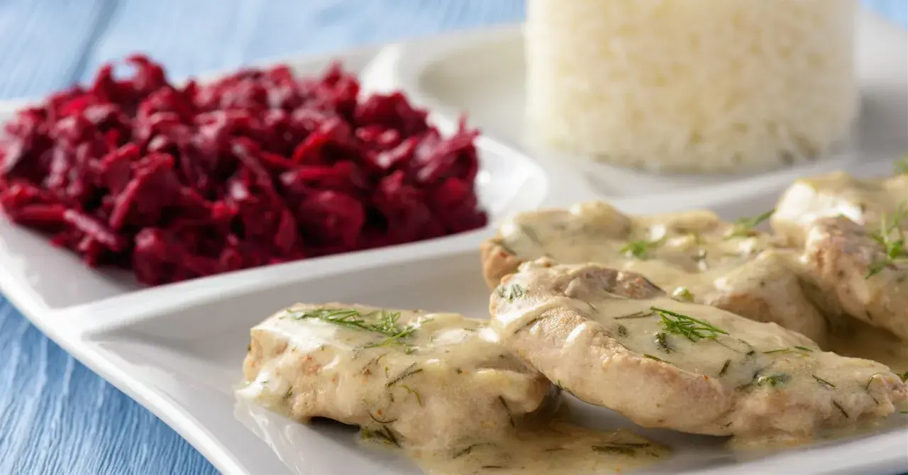 Polędwiczki w sosie chrzanowym z koperkiem, podane z ryżem i buraczkami. Pyszny obiad gotowy!