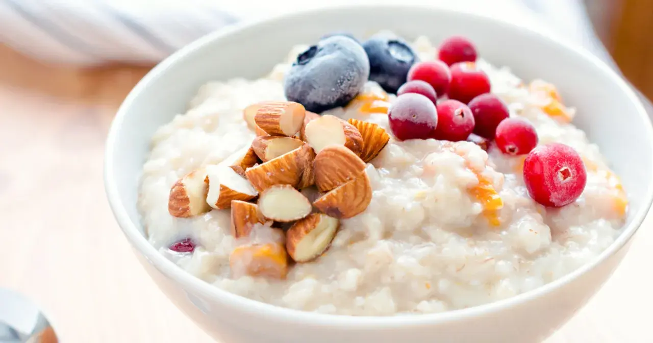 Owsianka z jagodami, żurawiną i migdałami – idealne śniadanie, które pomoże obniżyć wysoki cholesterol.
