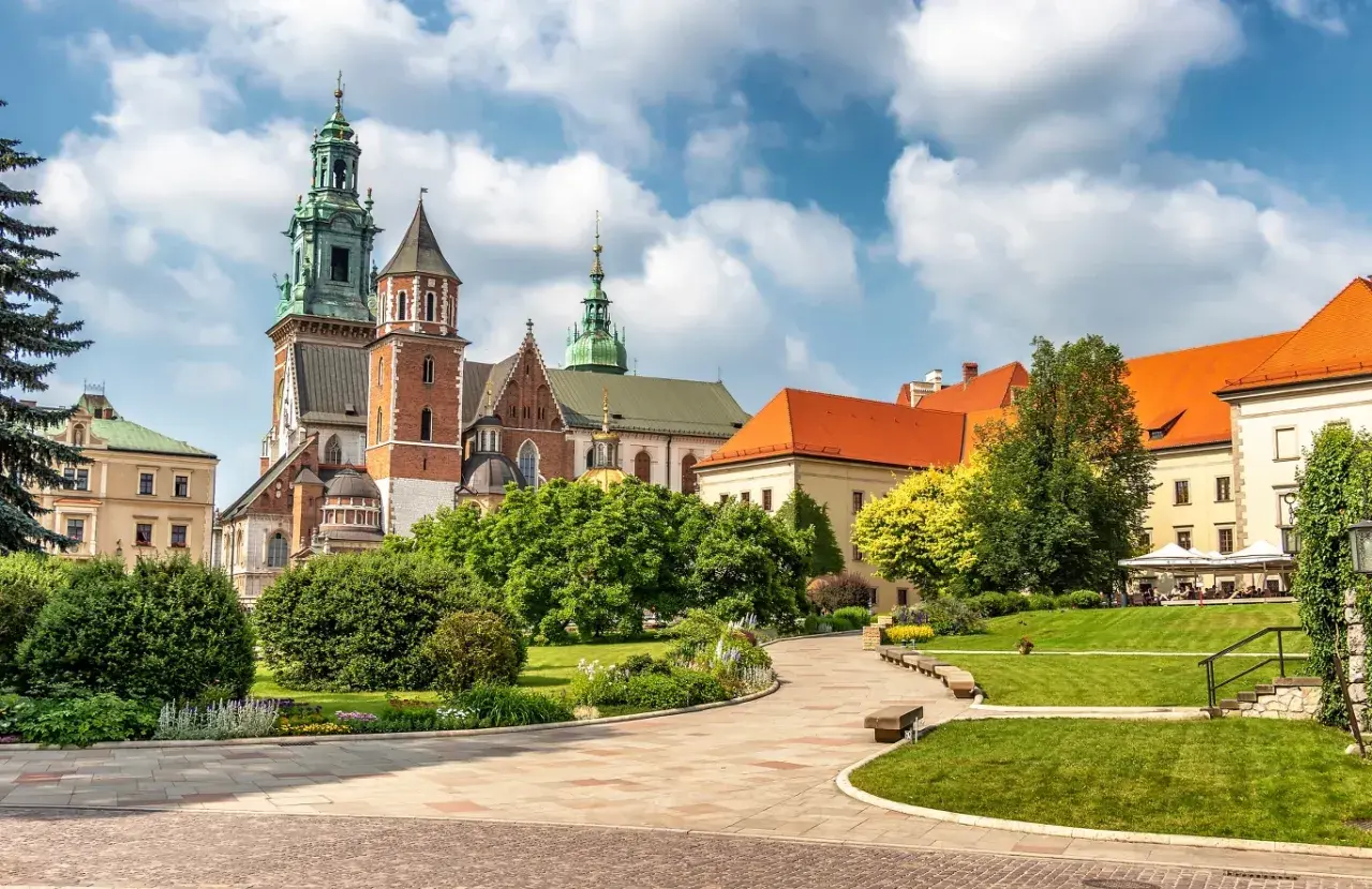 Piękny dzień na zwiedzanie Wawelu. Majestatyczna katedra i zamkowe budowle otoczone zielenią.