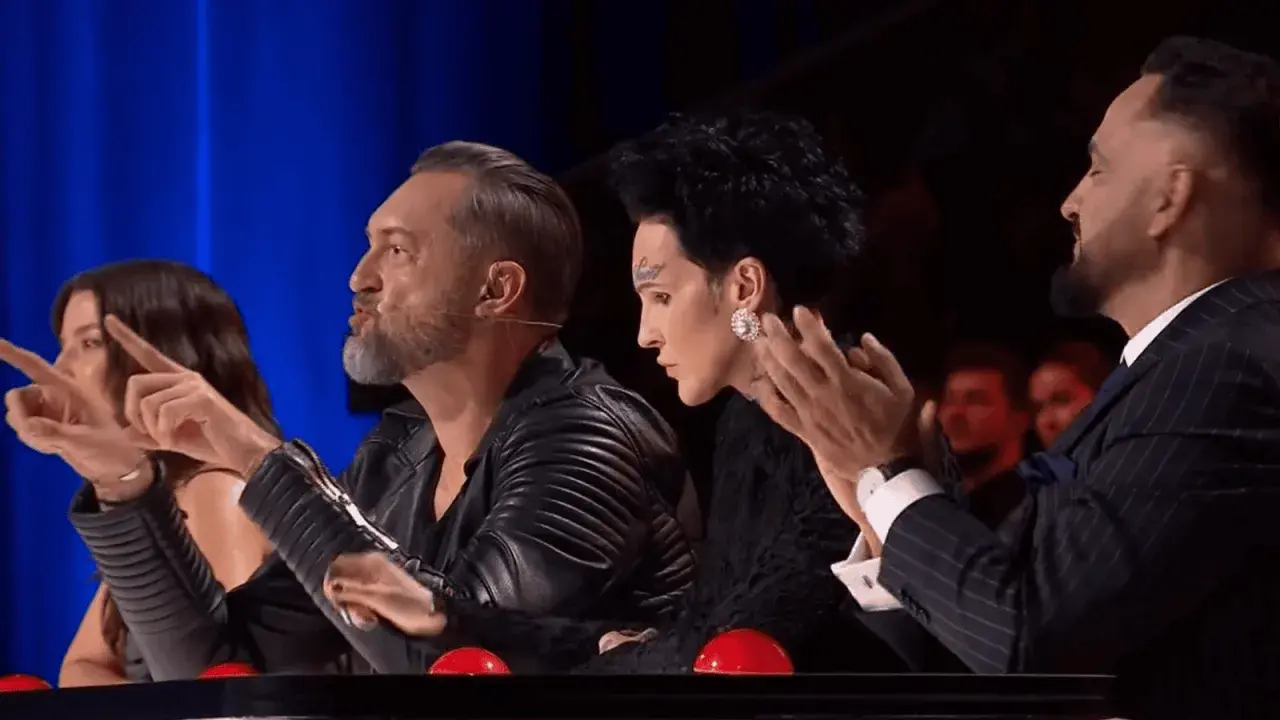 Jurorzy Mam Talent 2024 oceniają występ. Widać ich skupione twarze i gestykulację.