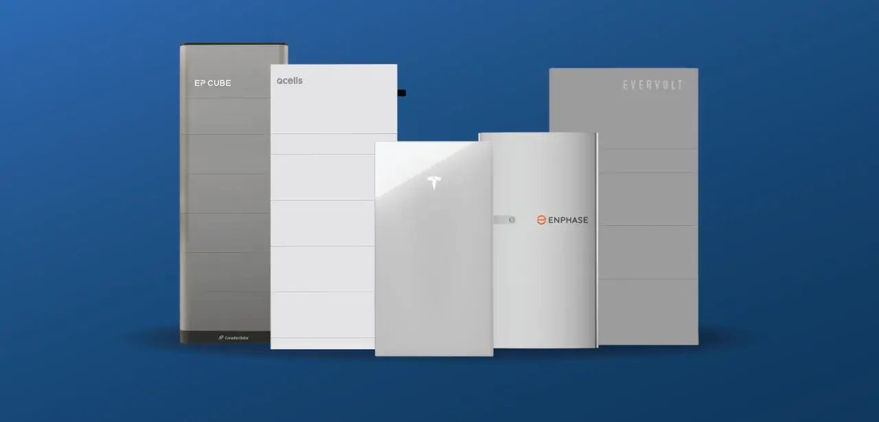 Cinco baterías de descarga profunda de diferentes marcas: EP Cube, Qcells, Tesla, Enphase y Evervolt, sobre fondo azul.