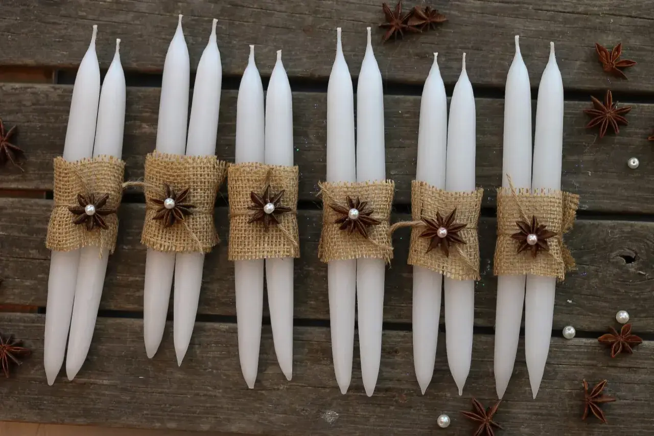 Vackra diy ljus med juteförband, stjärnanis och pärlor. Perfekt för juldekorationer.