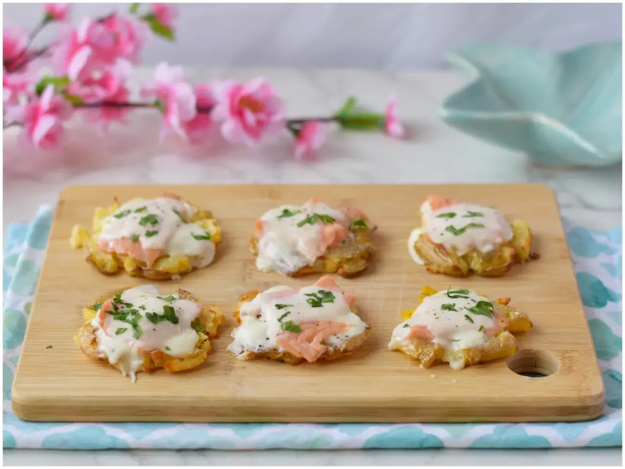 Sfogliatine croccanti con salmone e formaggio fuso, perfette per antipasti o secondi leggeri. Un'idea per stracchino ricette secondi.