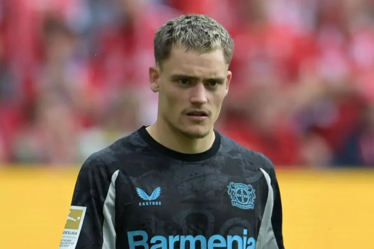 Bramkarz Bayer Leverkusen w nowym stroju, gotowy na kolejne transfery i sukcesy.