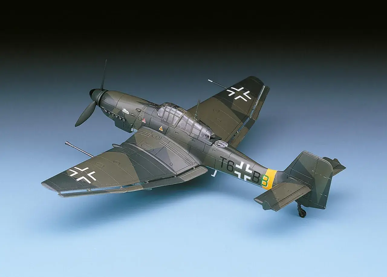 Modell eines Ju 87 G Stuka-Flugzeugs mit Tarnmuster und deutschen Hoheitszeichen.
