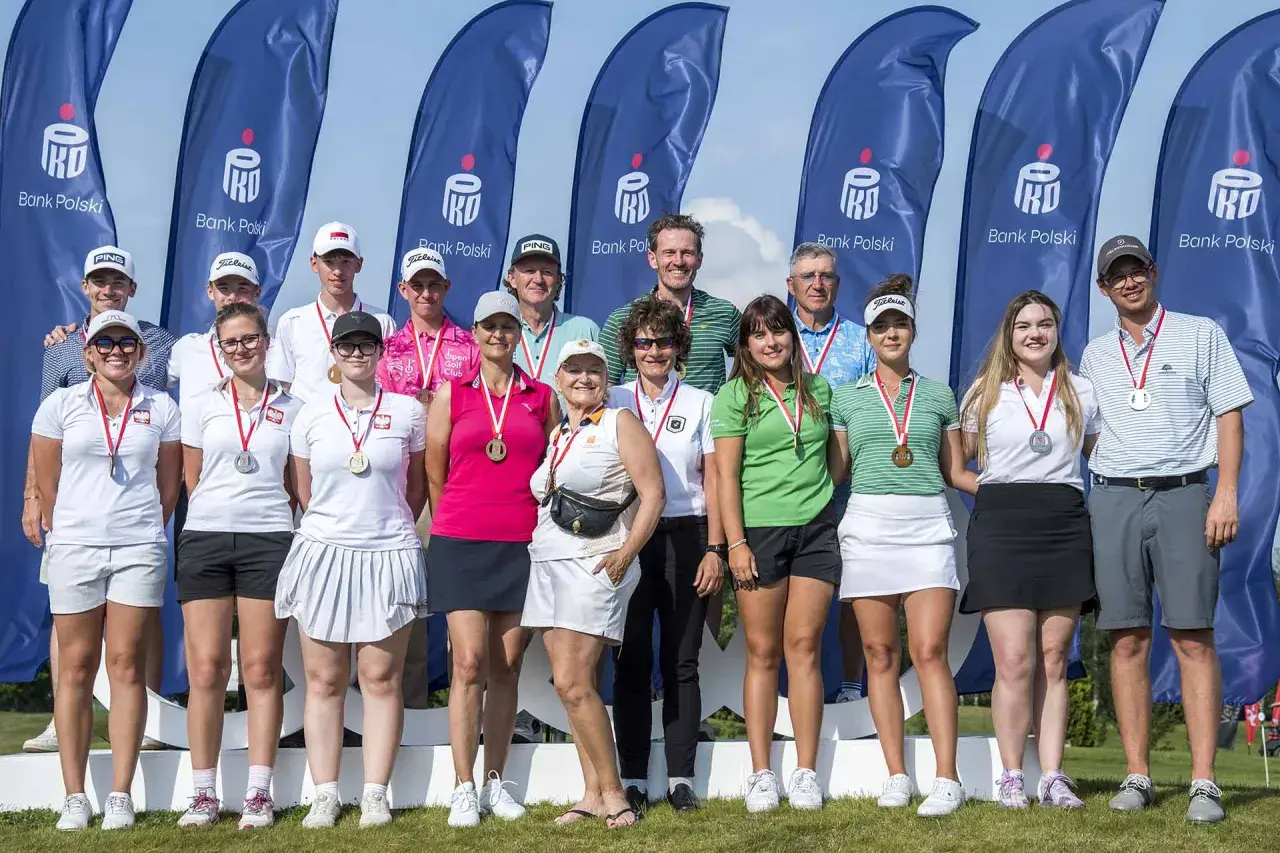 Uśmiechnięci golfiści z medalami na szyjach, dumnie prezentują swoje osiągnięcia. Chce grać dla Polski, a ich sukcesy to dowód na to, że marzenia się spełniają.