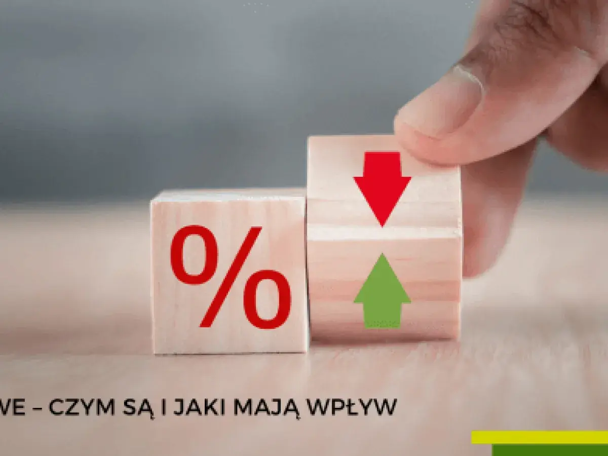 Drewniane kostki z symbolem procentu i strzałkami w górę/dół. Dyskutujemy o stopie depozytowej i jej wpływie na finanse.