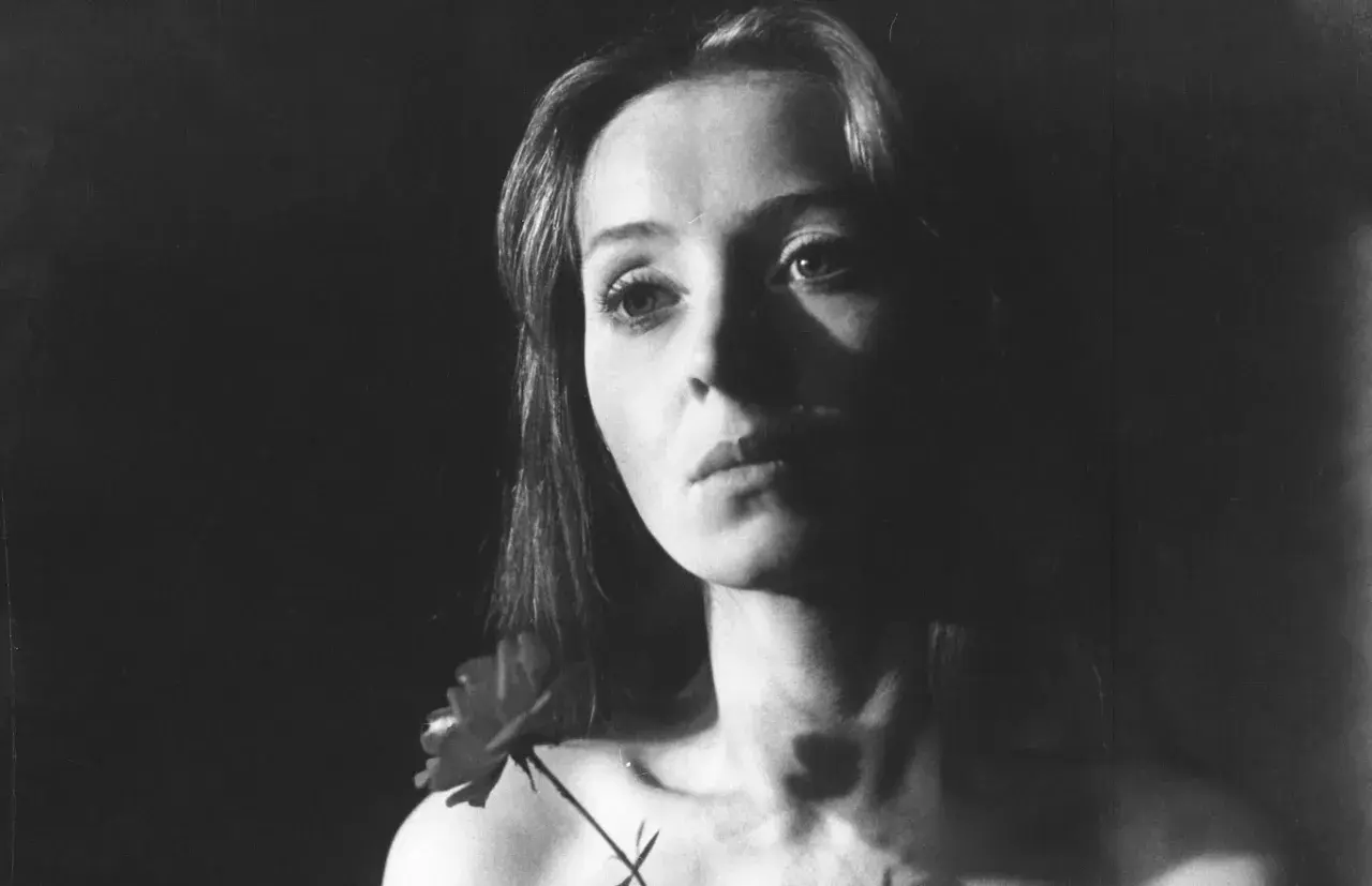 Bożena grała w filmie, gdzie był jazz. Jej twarz, oświetlona dramatycznie, zdobi delikatny kwiat.