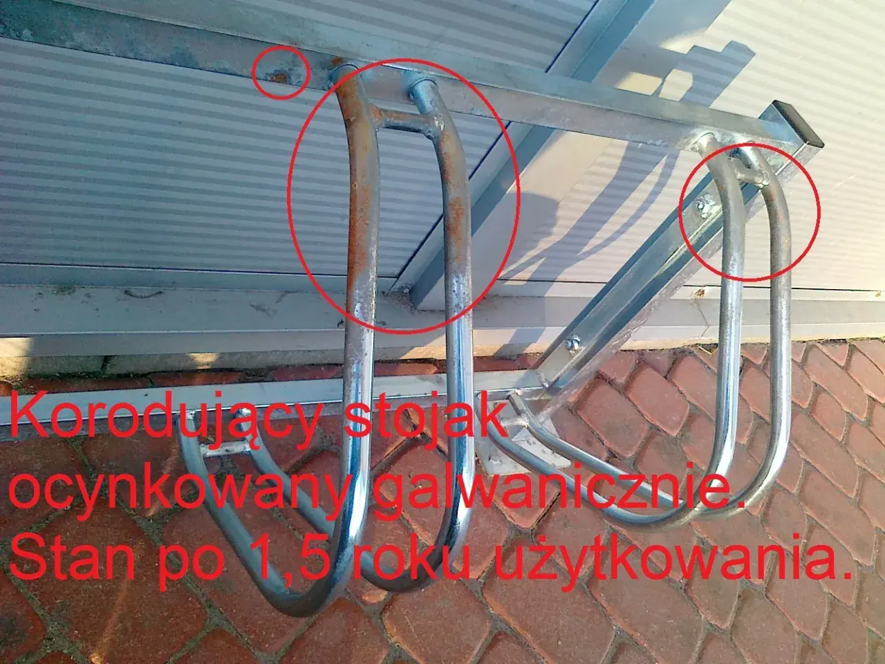 Korodujący stojak rowerowy, ocynkowany galwanicznie. Widoczne ślady rdzy po 1,5 roku użytkowania.