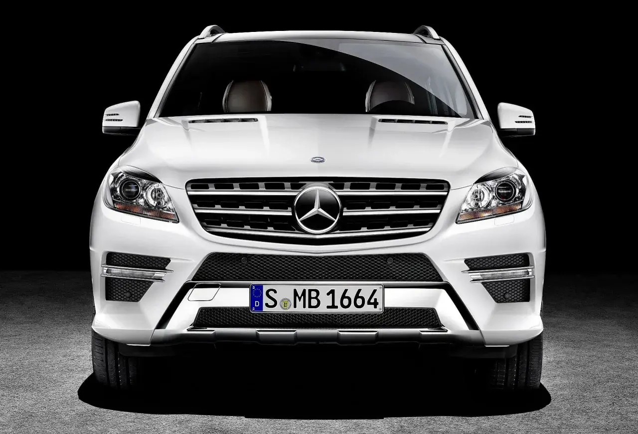 Biały Mercedes ML W166 z przodu. Zastanawiasz się, mercedes ml w166 jaki silnik wybrać?