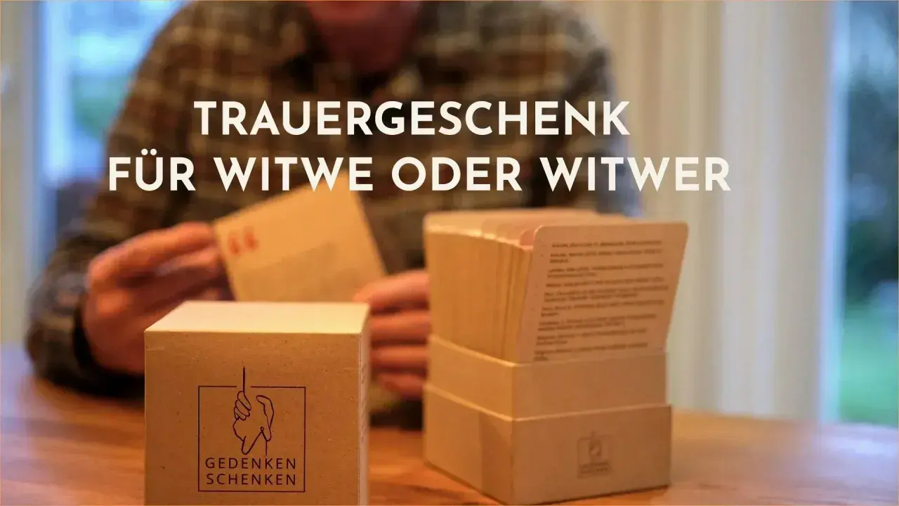 Ein Mann, der sich einsam und verwitwet fühlt, hält eine Karte aus einem Trauergeschenk.