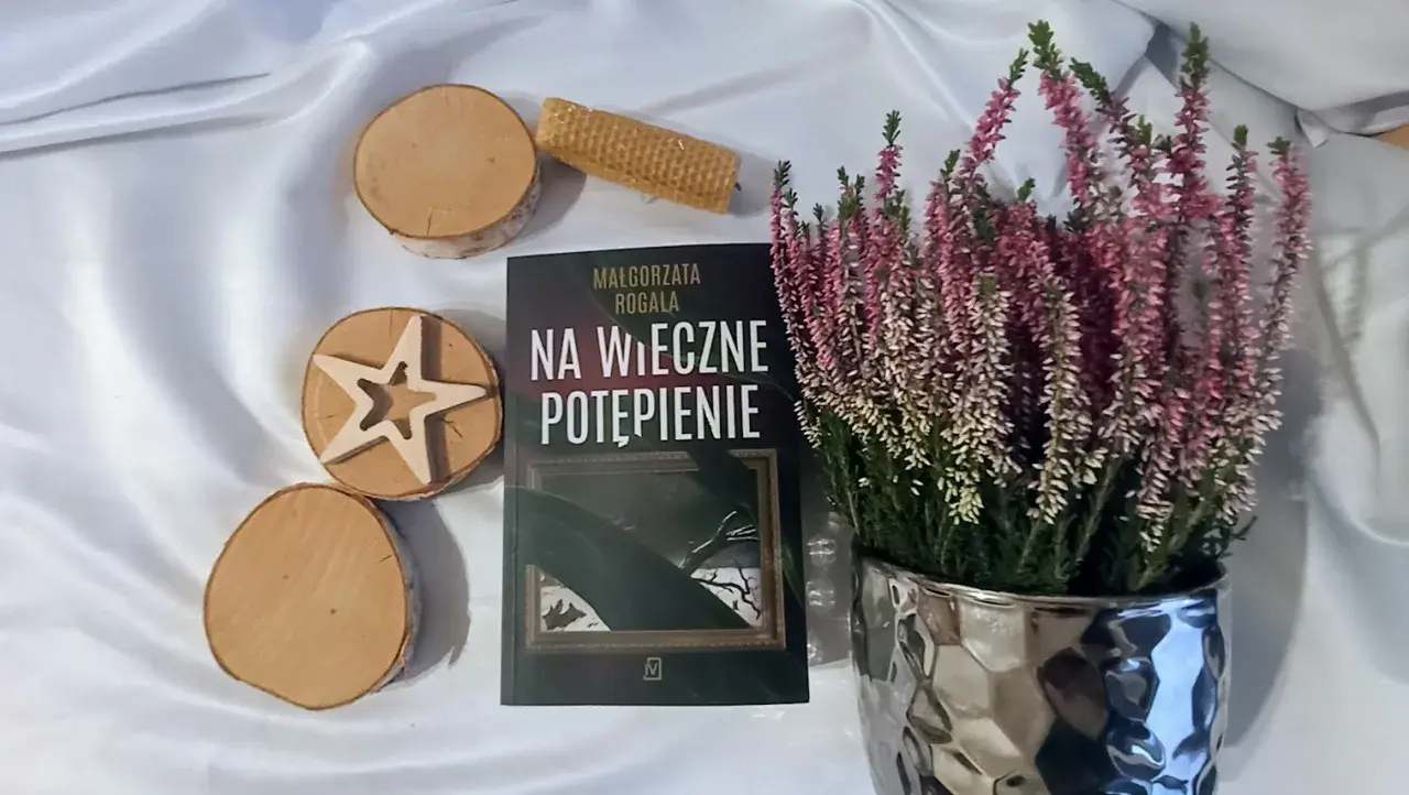 Małgorzata Rogala, cykl Monika Gniewosz: "Na wieczne potępienie" na tle wrzosów i drewnianych ozdób.