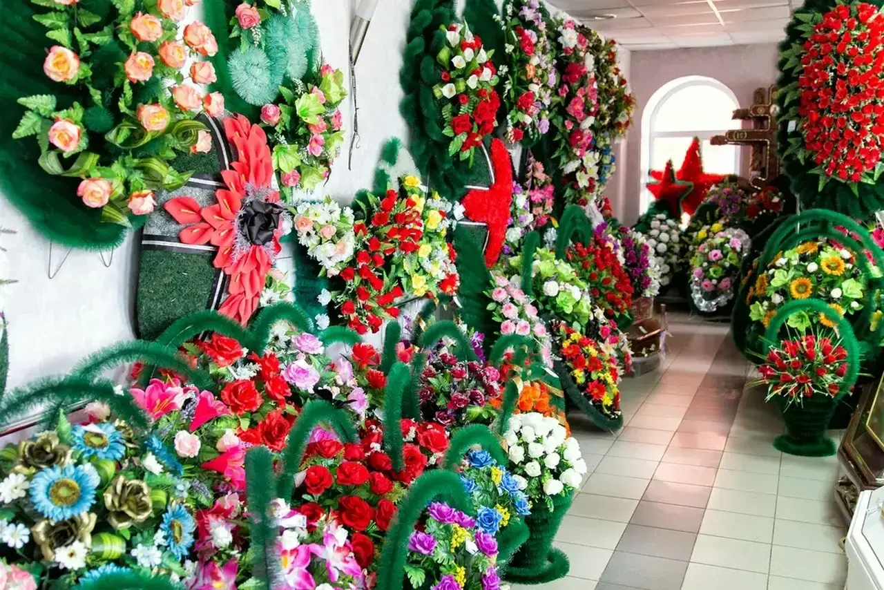 Jakie róże na pogrzeb - wybór kwiatów pełnych symboliki i emocji