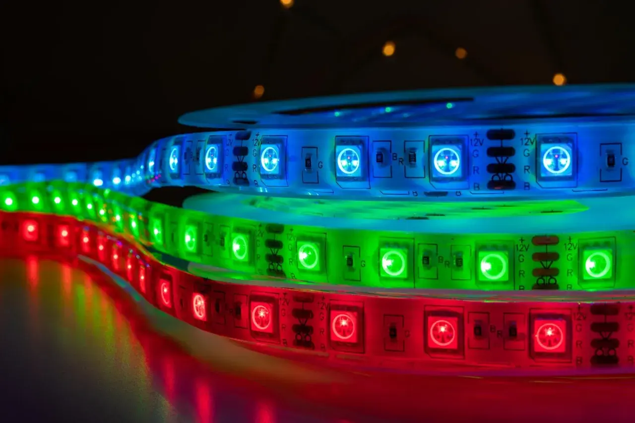 Taśmy LED RGB i ARGB w kolorach czerwonym, zielonym i niebieskim, tworzące świetlistą tęczę.