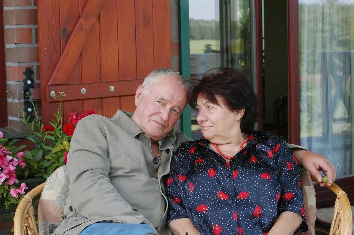 Para siedzi na werandzie. Mężczyzna ma siwe włosy, kobieta ciemne. Nie wiadomo, ile lat ma Anna Kondratowicz.