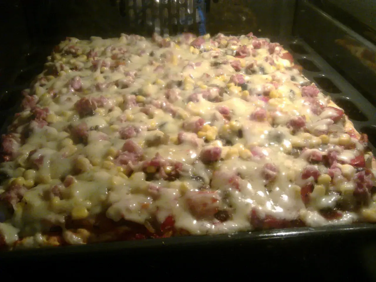 Pyszna pizza z kukurydzą i wędliną, właśnie wyjęta z piekarnika. Ania gotuje i tworzy cuda!