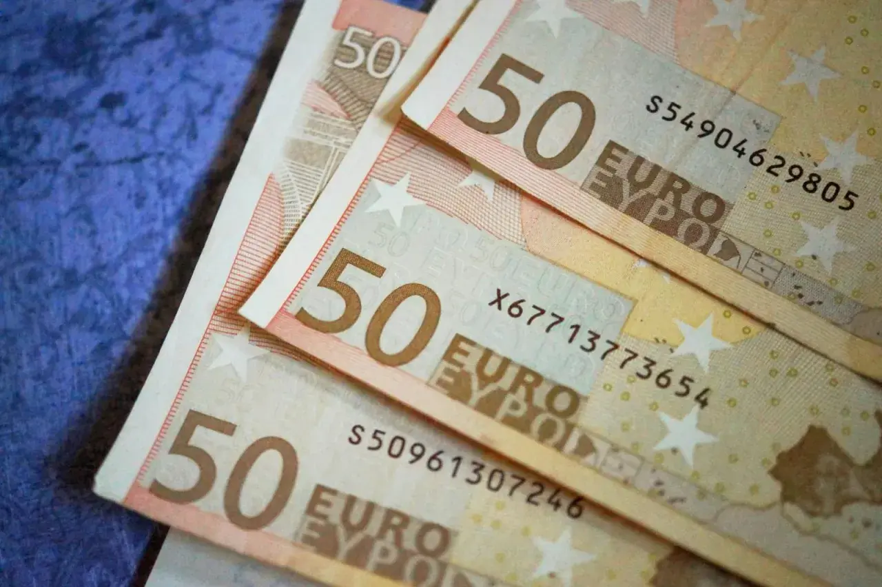 Trois billets de 50 euros sont empilés sur un fond bleu. Le coût de la vie est élevé, on est condamné aux dépens.