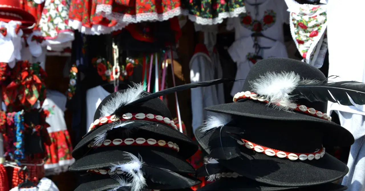 Kapelusze góralskie ozdobione muszelkami i piórami. Tradycja zdobienia kapeluszy wyjaśnia, dlaczego górale mają muszelki na kapeluszach.