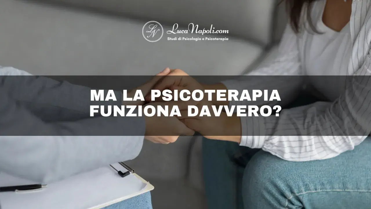 Mani che si stringono in un abbraccio di supporto, a dimostrazione che lo psicoterapeuta aiuta davvero a superare le difficoltà.