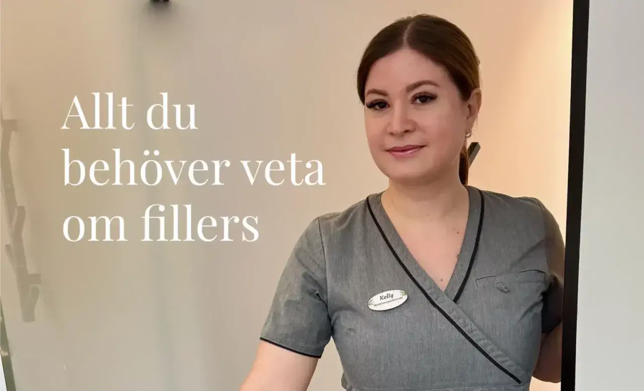 En kvinna i grå uniform med texten "Allt du behöver veta om fillers" bredvid sig. Hon ler mot kameran.