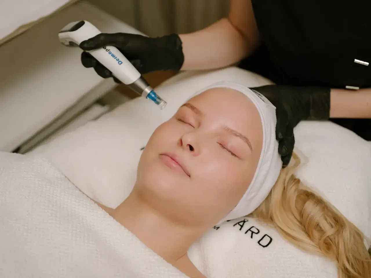 En kvinna får en behandling med Dermapen. Även om hon är gravid, kan hon njuta av hudvård.