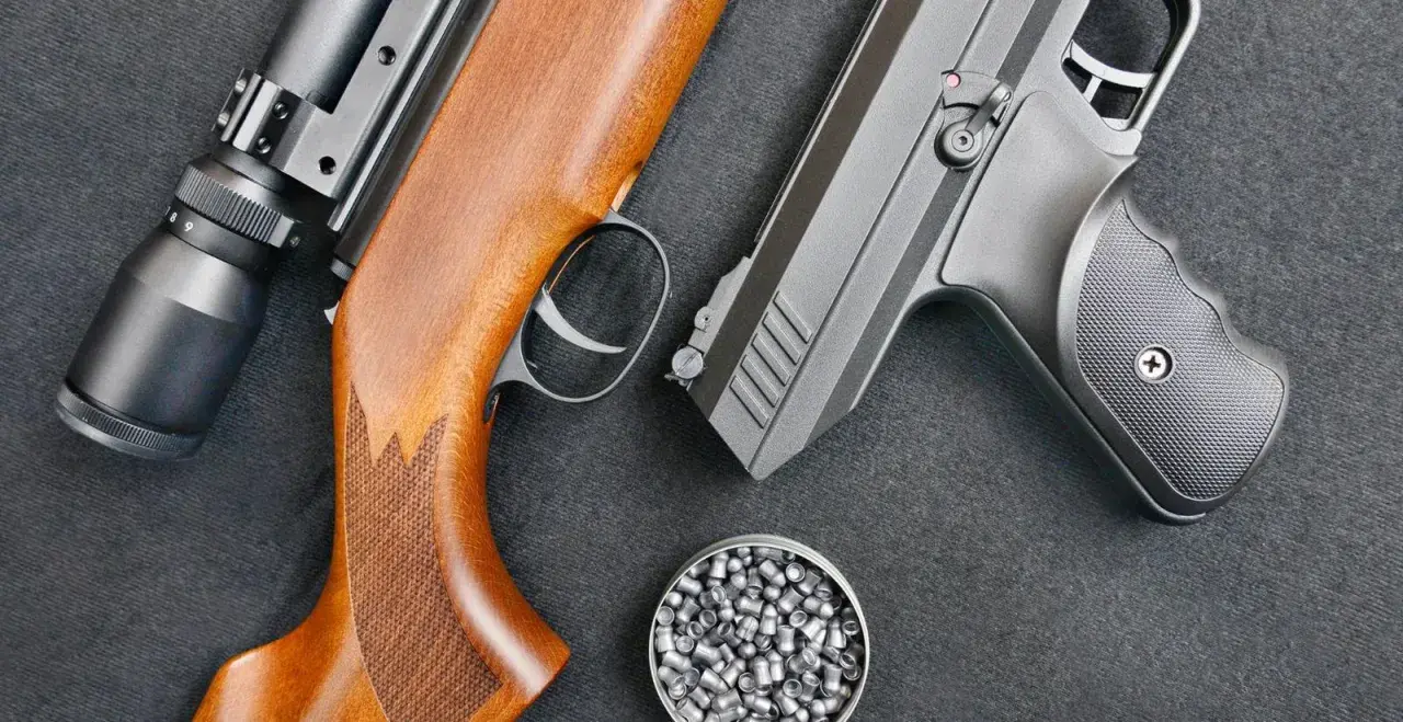 Wiatrówki FAC: karabin z lunetą, pistolet i pudełko śrutu.