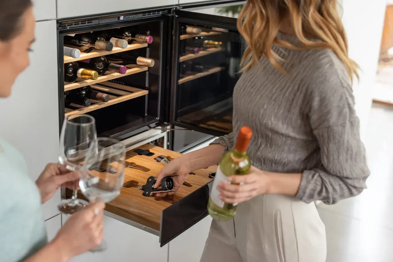 Wino w kuchni: Jak przechowywać bezpiecznie? Winiarka to klucz!