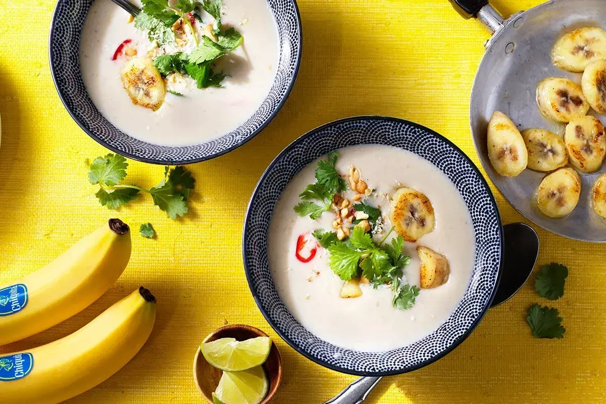 Cremige Suppe mit karamellisierten Bananen, Koriander und Nüssen. Schnelle Rezepte mit Bananen sind perfekt für ein leichtes Mittagessen.