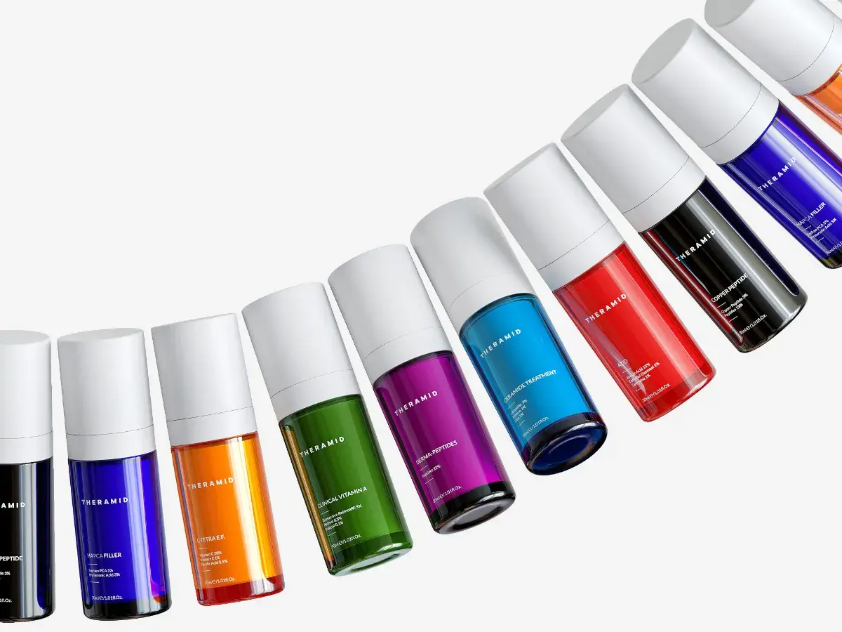 Kolekcja kolorowych serum Theramid: peptydy, ceramidy, witamina A i inne.