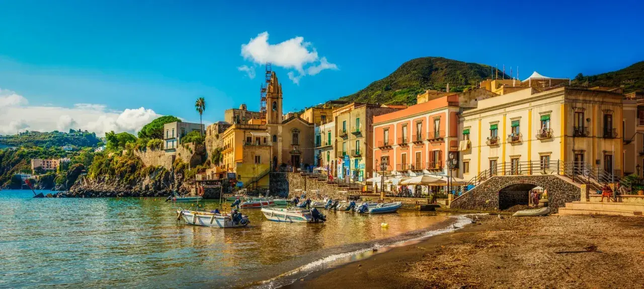 Un borgo colorato sul mare, barche ormeggiate e un campanile svettante. Ecco cosa fare a Lipari per un'esperienza indimenticabile.