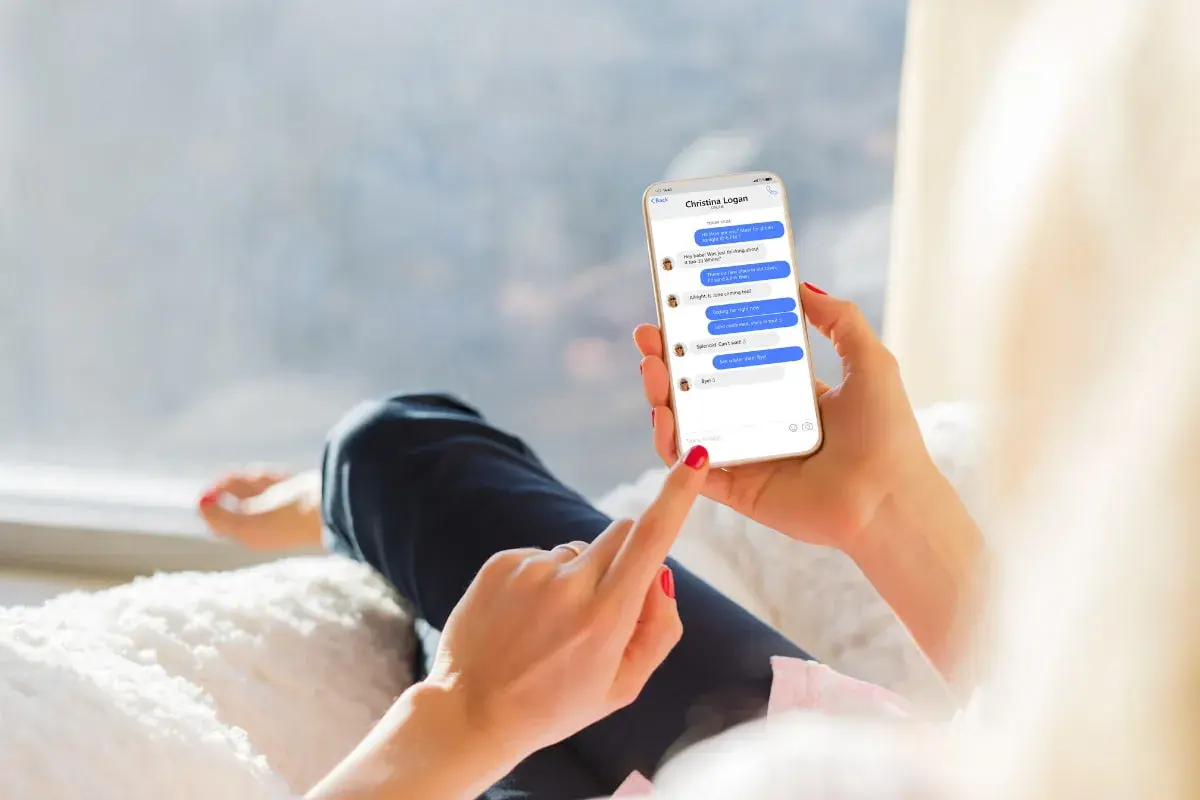 Kobieta przegląda rozmowę na Messengerze, zastanawiając się, jak usunąć wszystkie wiadomości z Messenger, by zacząć od nowa.