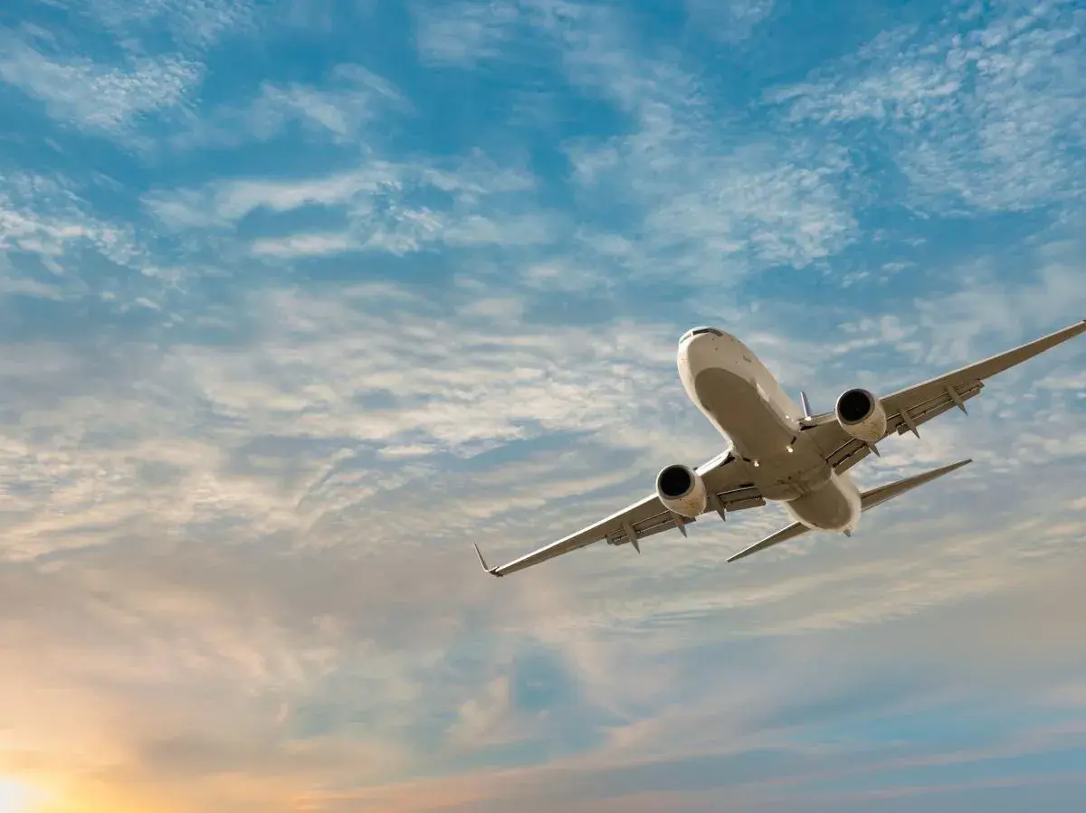 Flugzeug im Himmel, ein Symbol für die 60 sichersten Fluggesellschaften.