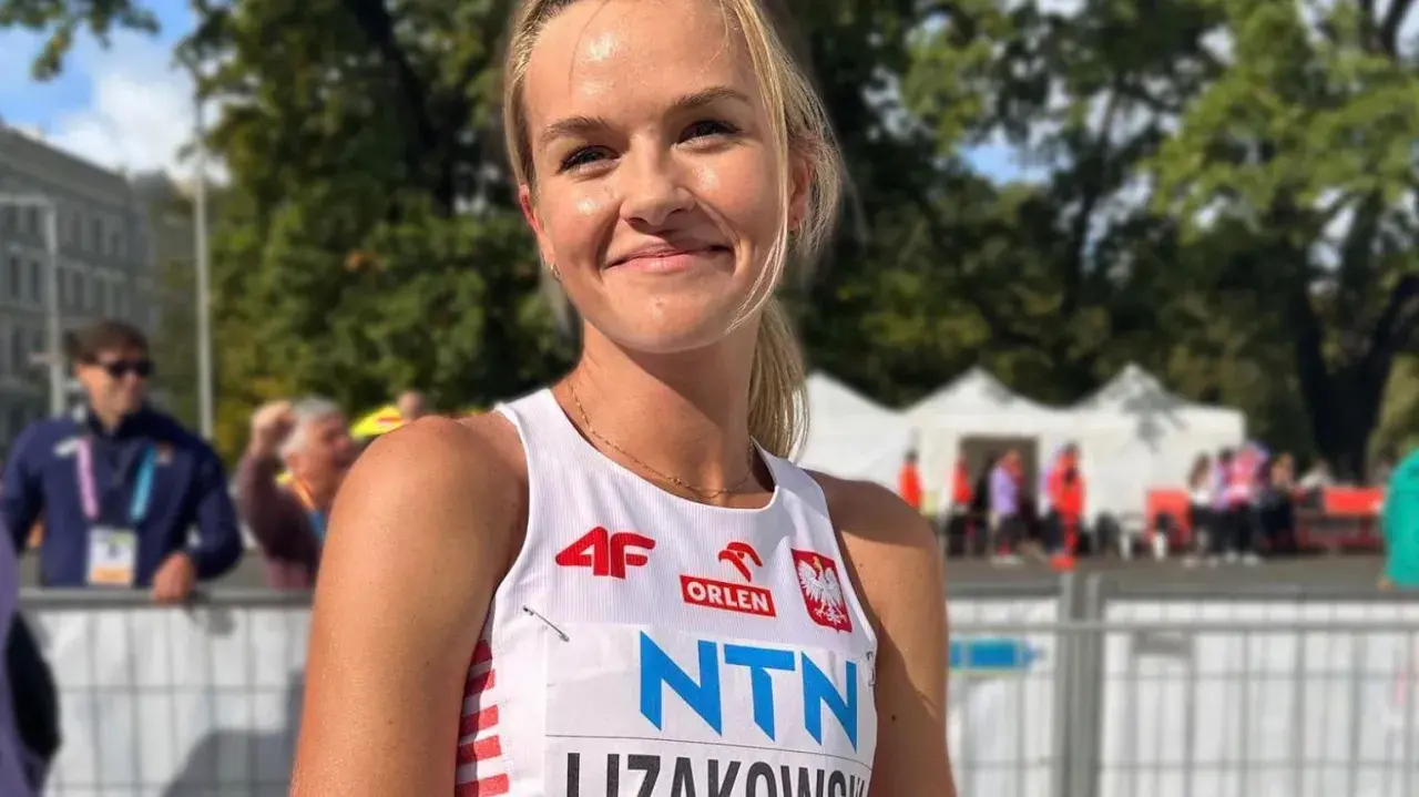 Uśmiechnięta Weronika Lizakowska w stroju sportowym z logo NTN, gotowa do startu.