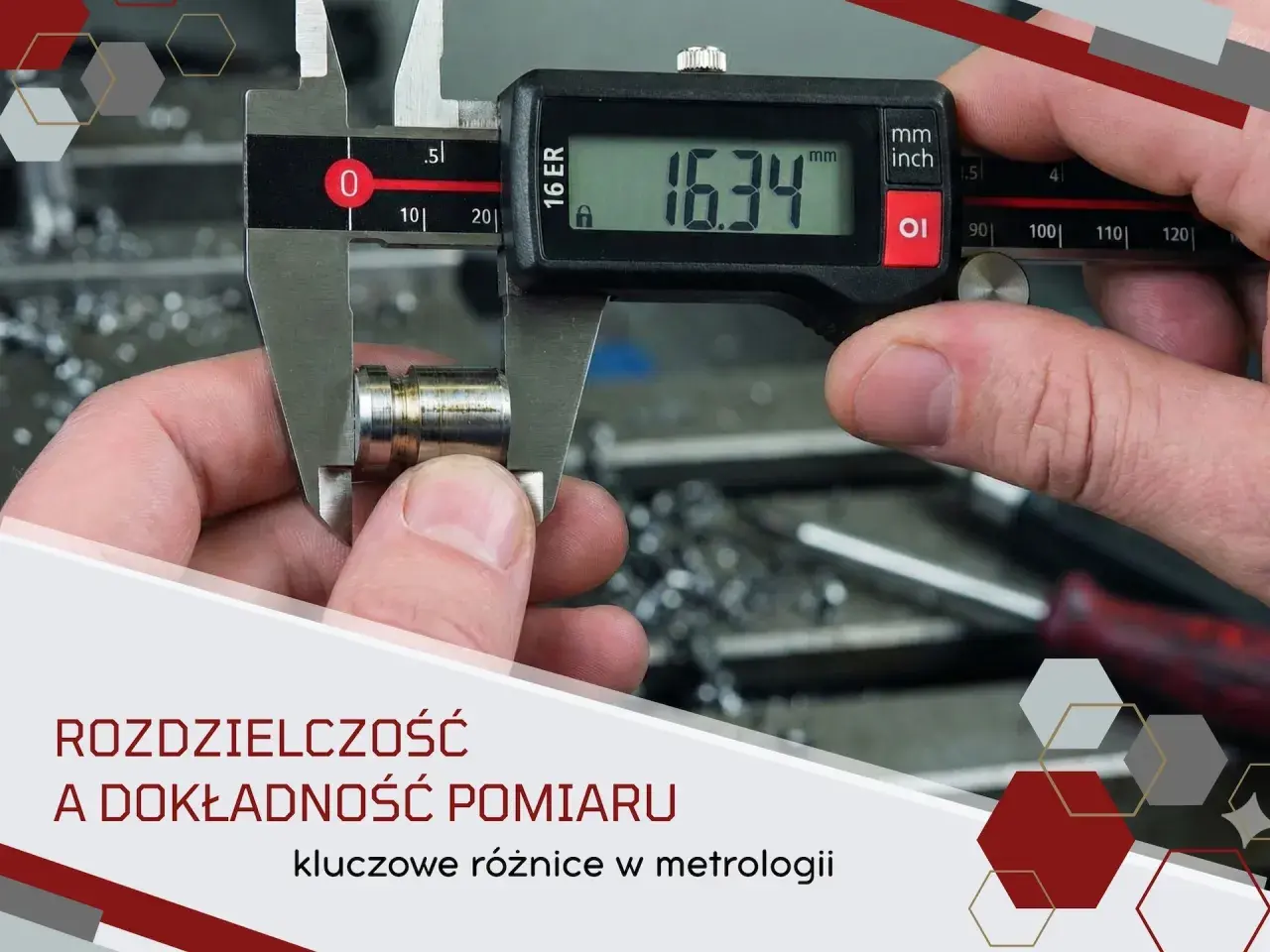 Precyzyjne narzędzia pomiarowe w dłoni, cyfrowy suwmiarka pokazuje 16.34 mm. Rozdzielczość i dokładność pomiaru.