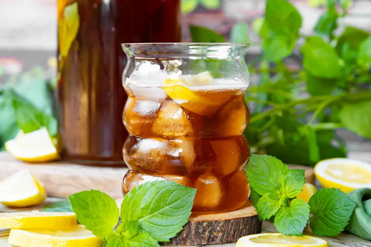 Erfrischender Eistee mit Zitrone und Minze, perfekt für ein Sommer-Bachwasser-Rezept.