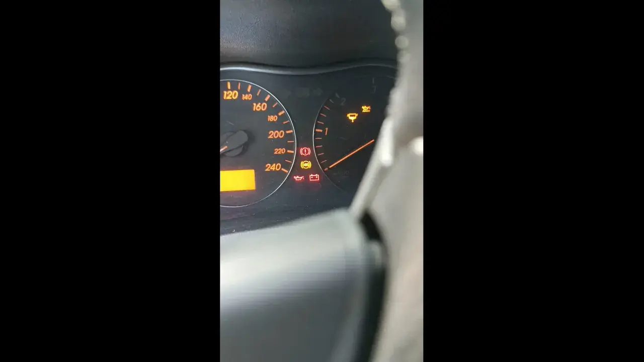 Kontrolki na desce rozdzielczej Toyoty D4D wskazują problem z odpalaniem na zimnym. Świeci się kontrolka świec żarowych i oleju.