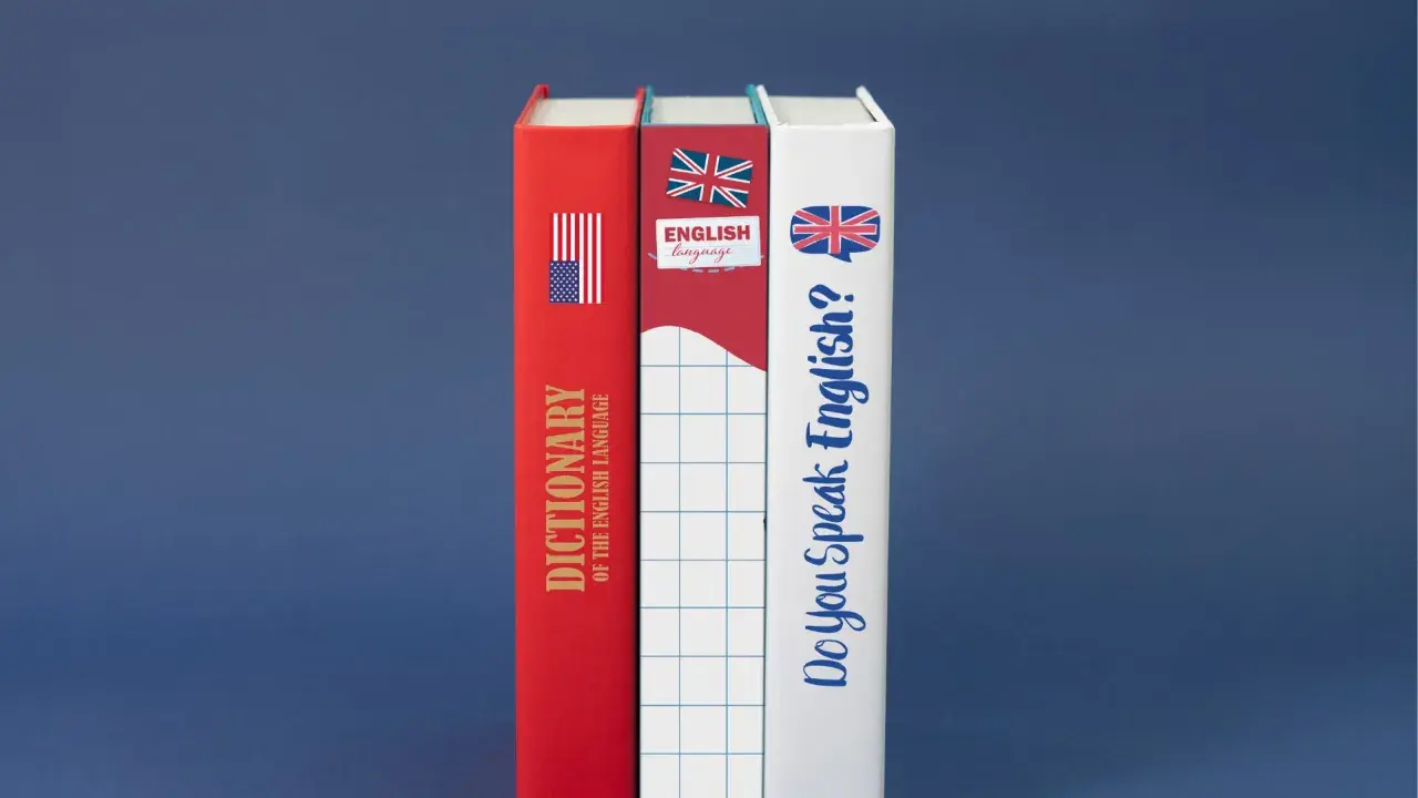 Tre libri: un dizionario di inglese, uno con bandiera britannica e uno con la domanda "Do you speak English?".