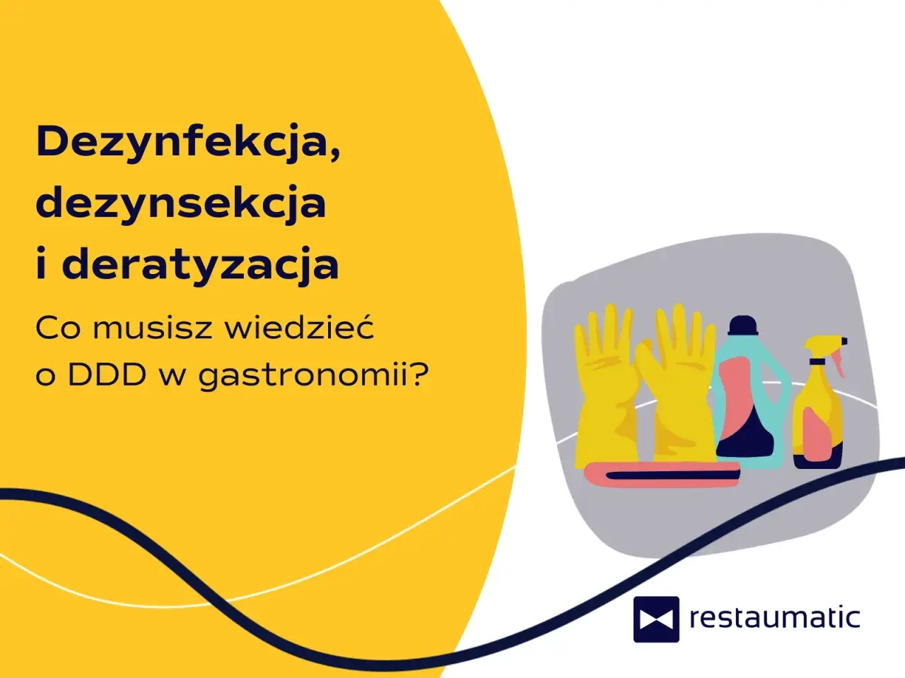 Żółte rękawice, butelki z płynem i sprayem symbolizują mycie i dezynfekcję. Tekst informuje o DDD w gastronomii.