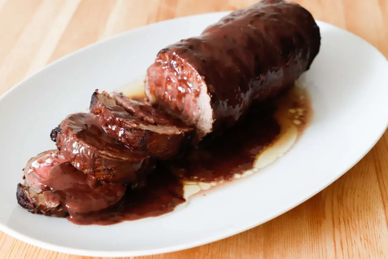 Arrosto di vitello con salsa al vino rosso, un piatto che ricorda la ricchezza della rosa di Parma.
