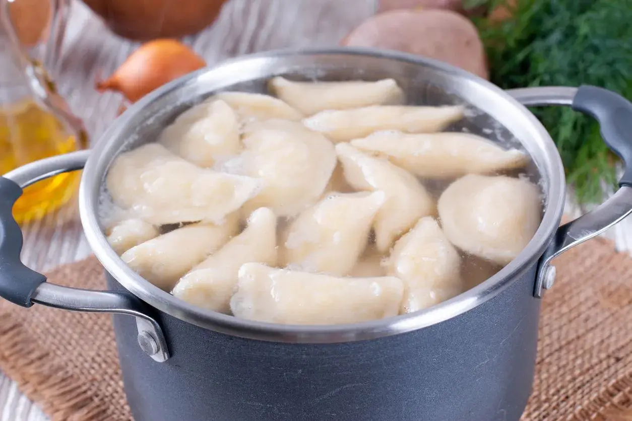 Gotowanie pierogów w garnku. Dowiedz się, jak długo gotować pierogi, by były idealne.