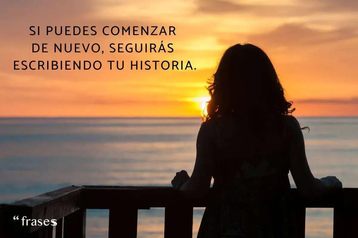 Mujer en silueta contempla un atardecer, inspirada por frases de comienzo de una nueva etapa.