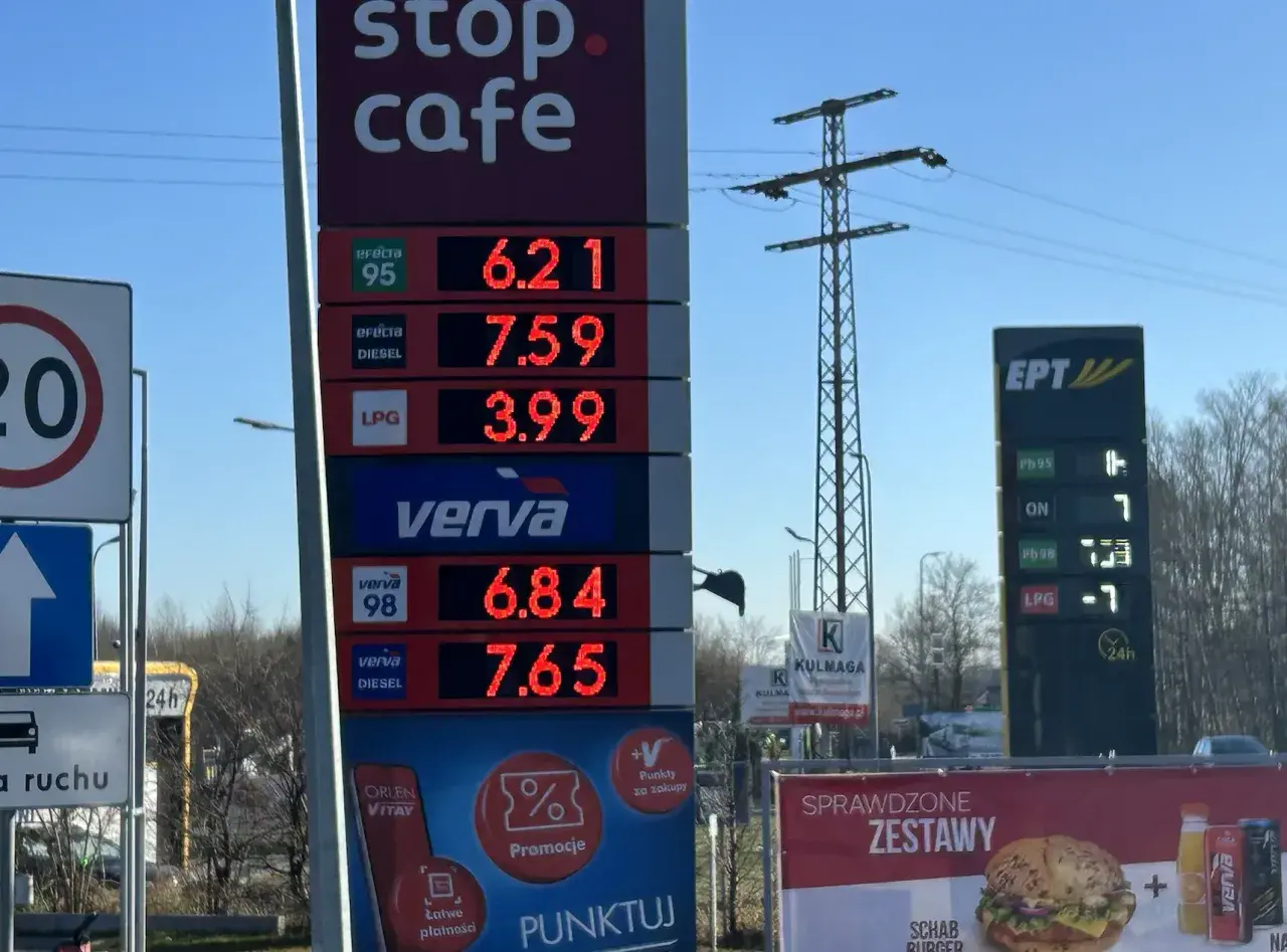 Ceny paliw na stacji: verve diesel 7,65 zł, verve 98 6,84 zł, LPG 3,99 zł. Obok tablica z cenami EPT.