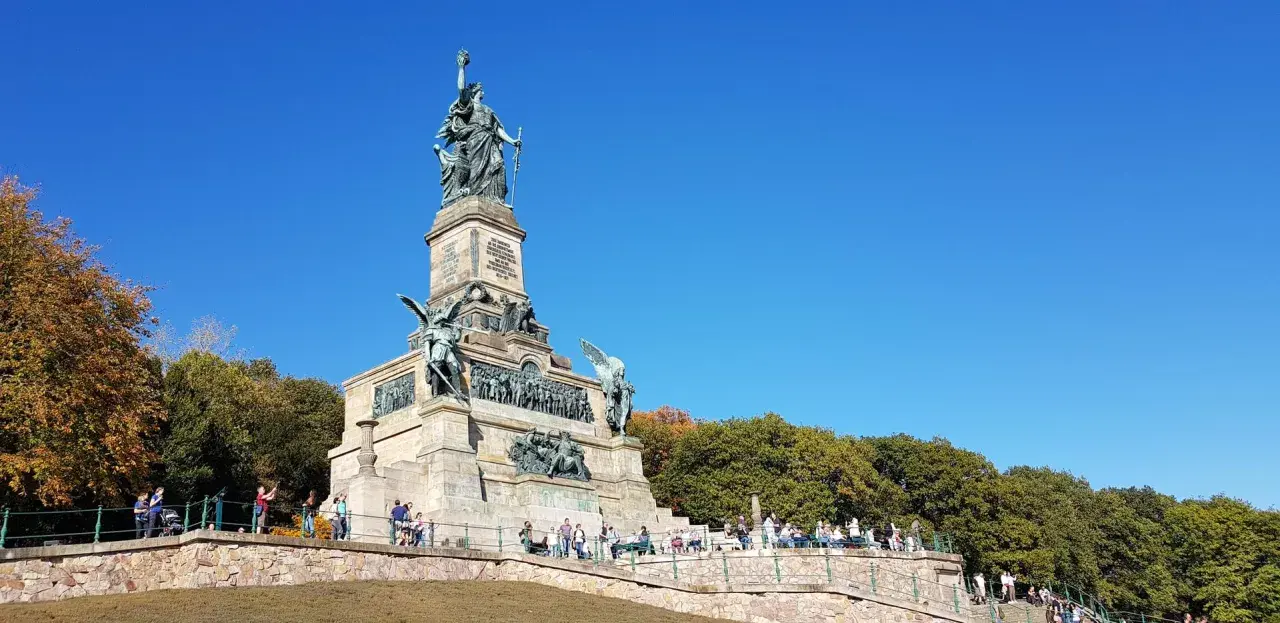 Das Niederwalddenkmal bei Rüdesheim, ein beeindruckendes Monument, das an die Reichsgründung erinnert. Ein echter Geheimtipp am Rhein für Geschichtsinteressierte und Naturliebhaber.