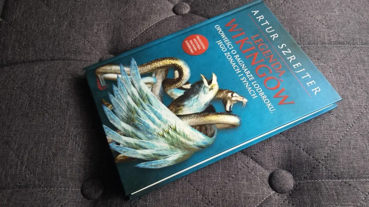 Książki o wikingach: "Legenda Wikingów" Artura Szrejtara z mitycznym stworzeniem na okładce.