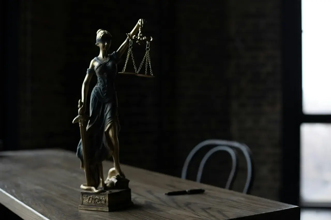 Kradzież tożsamości i wyłudzenia danych – jak się chronić i co grozi za takie przestępstwa?